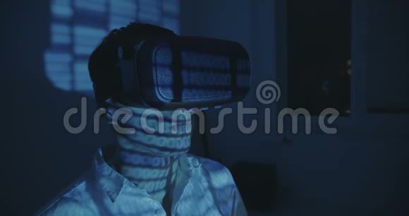 未来派男程序员穿着虚拟现实折边或带有二进制代码反射的VR眼镜视频的预览图