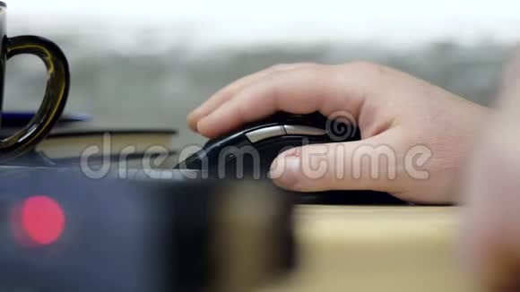 近距离侧视工人用手操作电脑鼠标视频的预览图