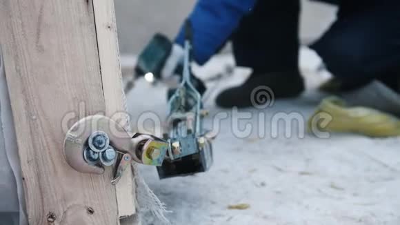 建筑工地工业起重机的吊钩与施工中的木制部分挂钩视频的预览图