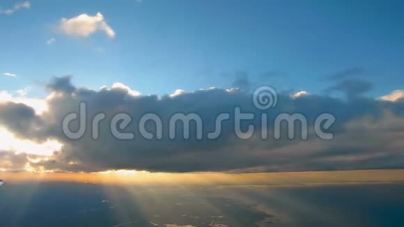 早晨日出时一架飞机的海洋上空飞行视频的预览图