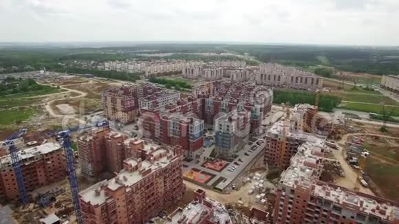 飞越住房建筑群和新建和未完工的建筑俄罗斯视频的预览图