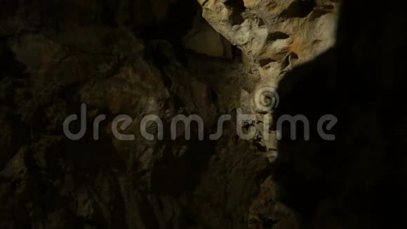 不寻常和阴郁的洞穴视频的预览图