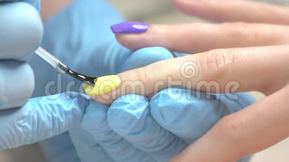 机械手在抛光指甲上涂上透明凝胶视频的预览图