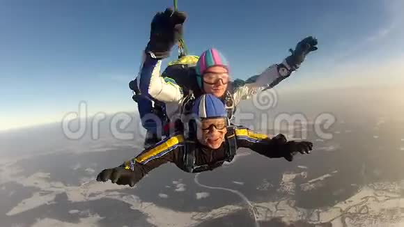 跳伞空中跳伞自由落体视频的预览图