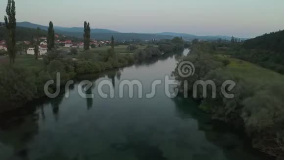 克罗地亚黄昏时俯瞰Cetina河视频的预览图