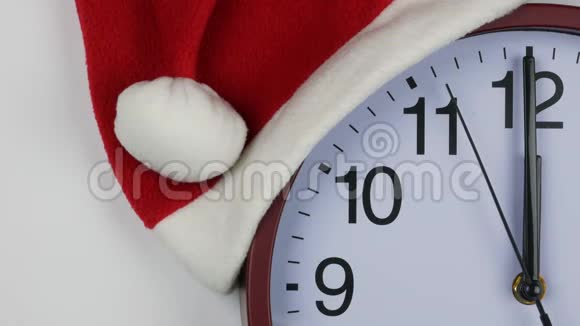 圣诞老人帽子上的钟慢慢运动显示午夜视频的预览图