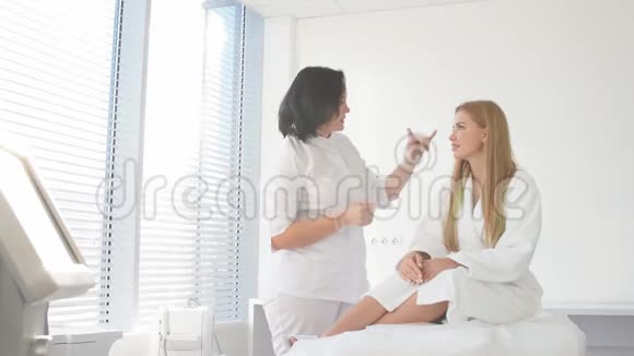 面部皮肤护理女人接受面部激光治疗视频的预览图