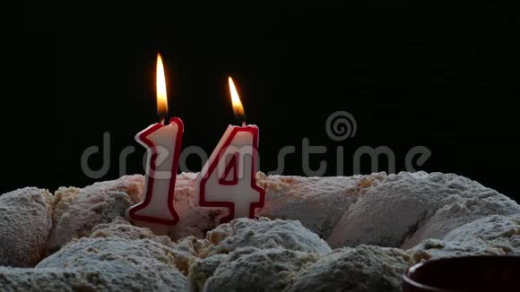 第十四个生日蛋糕和蜡烛视频的预览图