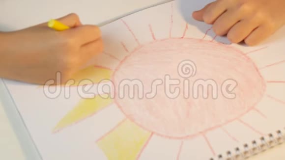 儿童绘画太阳游戏女孩色彩儿童制作工艺儿童教育视频的预览图