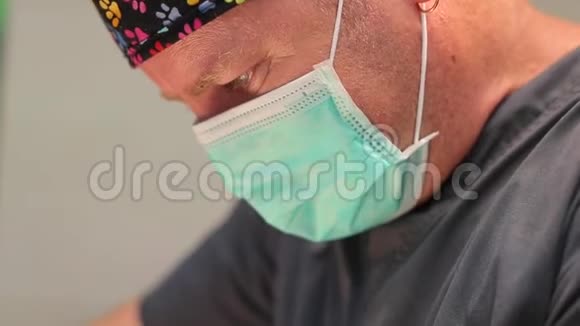 一位年轻的男性外科医生的眼睛集中地看着视频的预览图