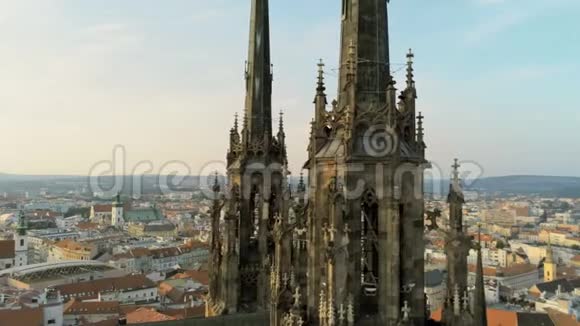 欧洲捷克共和国布尔诺中世纪哥特式教堂塔楼空中拍摄视频的预览图