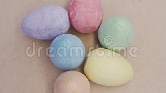 复活节彩蛋在明亮的颜色背景视频的预览图