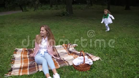 小女孩和她妈妈在秋天公园玩4k慢动作视频的预览图