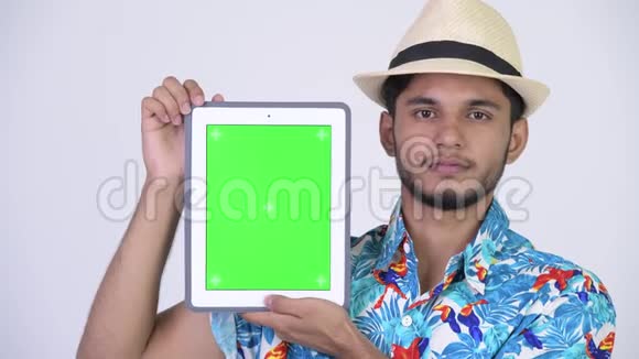 年轻快乐的留着胡子的印度游客展示数字平板电脑视频的预览图