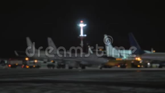 一幅模糊的飞机在机场庭院的全景照片视频的预览图