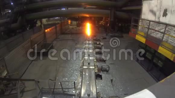 车间生产金属热钢沿着房间移动得很快视频的预览图