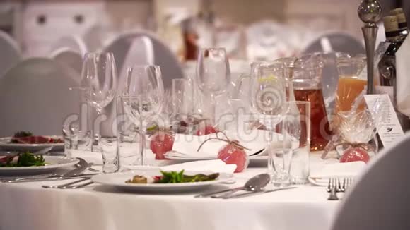 餐馆里的桌子上摆满了酒席为宴会做准备视频的预览图
