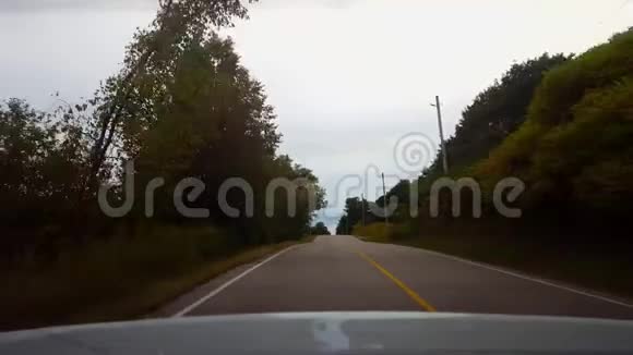 后景从后车行驶农村公路下阴天汽车角度POV后车乡村街视频的预览图