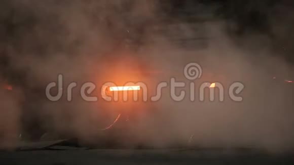 透过烟雾可以看到一根螺纹的热钢金属生产厂视频的预览图