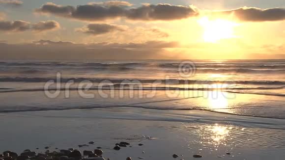阿拉斯加海滩日落视频的预览图