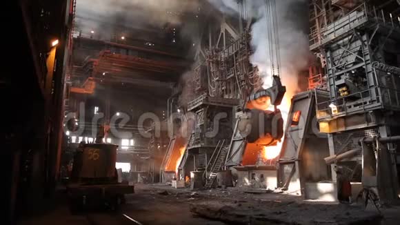 非常危险的钢铁生产热铁包翻成专用容器尺寸令人印象深刻视频的预览图