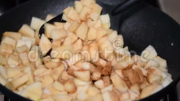 在煎锅里煮苹果面包馅的准备在煎锅里烤苹果视频的预览图