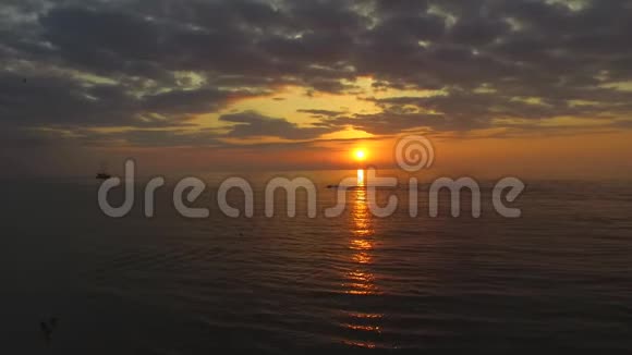 五颜六色的日落在海上视频的预览图