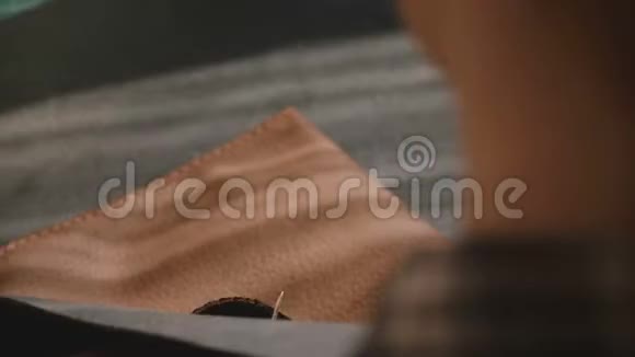精拍女手手工缝制粗皮包针工艺精品制造视频的预览图