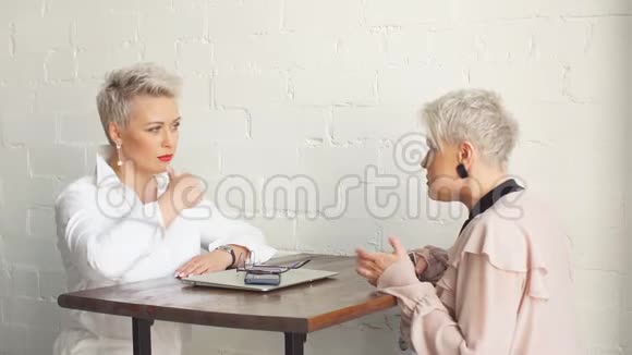 两个女高级学院在咖啡馆里坐在一起视频的预览图