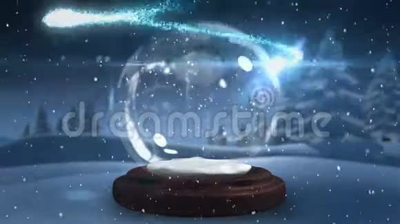 用玻璃球拍摄冬季雪景的视频构图视频的预览图