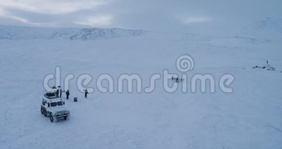 北极视频从蒙古包大营地的无人机捕捉到人们骑在驯鹿身上周围是一台大雪机和一段视频视频的预览图