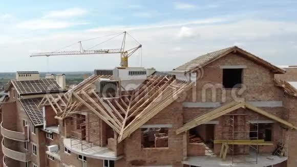 空中建设砖房安装木制屋顶视频的预览图