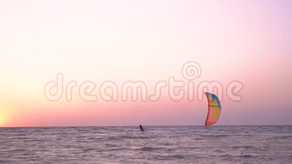 在黎明时分的风筝上表演特技黎明时分的风筝视频的预览图