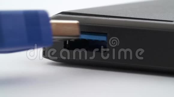 特写宏拍一个蓝色USB30插头插到USB端口再拔横向定向视频的预览图