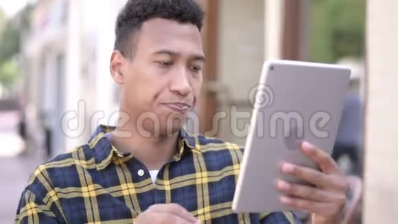 非洲年轻人在平板电脑上的户外视频聊天视频的预览图