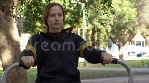 年轻女子在街头教练上划船视频的预览图