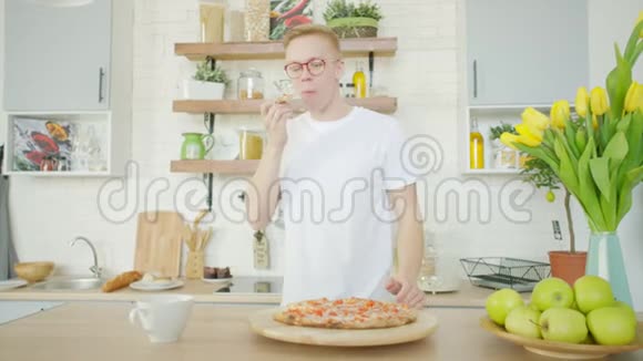 意大利食品配送商业年轻人到处闲逛在厨房里吃披萨视频的预览图