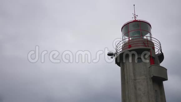 多云天气下孤独灯塔的景色视频的预览图