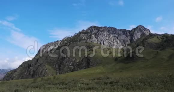 在国家公园的旅行中从巨大的山脉和岩石悬崖上的汽车上观看视频的预览图