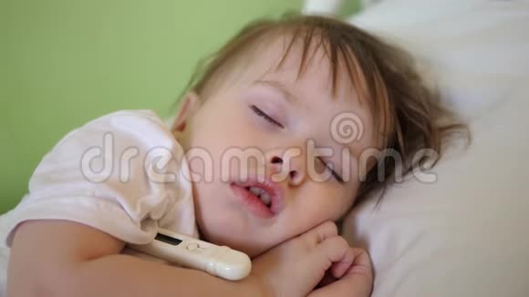 儿童体温在医院病房用体温计测量特写镜头婴儿睡在医院病房的白色床上视频的预览图