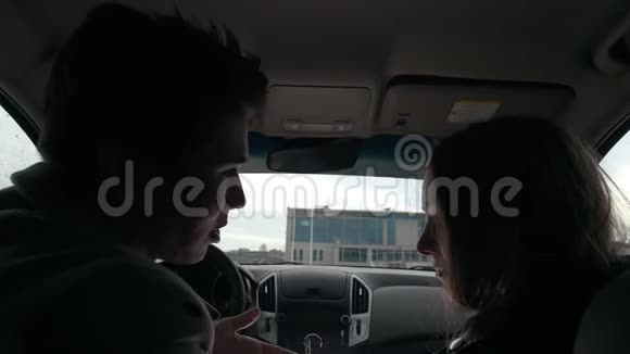 年轻人和女人在车里吵架视频的预览图