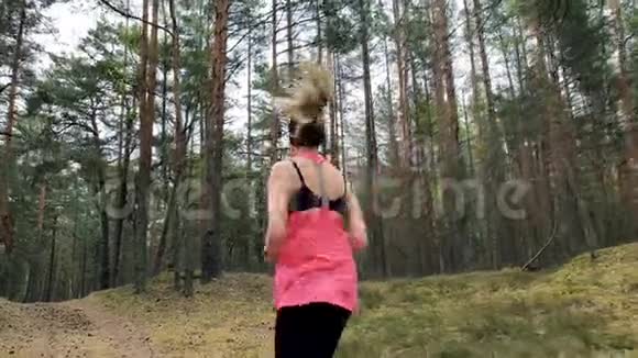 健康的生活方式妇女在森林小径上慢跑视频的预览图