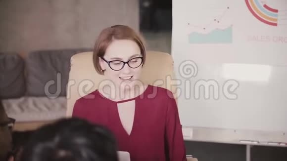 成功自信的高加索女商人戴着眼镜在现代办公室特写的公司团队会议上讲话视频的预览图