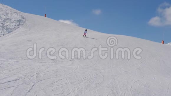 开始和不安全的女人滑雪下山坡视频的预览图