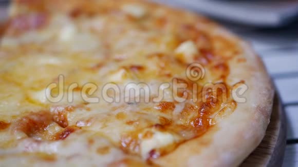 用融化的奶酪做披萨的特写镜头美味的食物供暴食和享受快餐食品视频的预览图