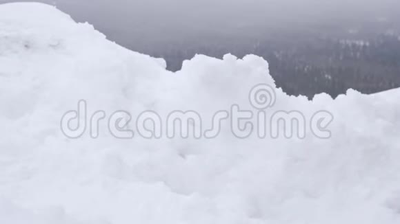 一名男子游客沿着危险的悬崖登上雪山视频的预览图