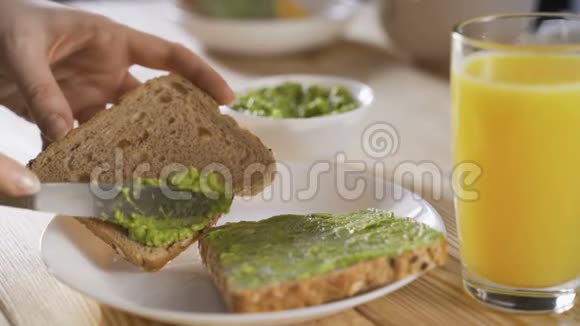 早餐吐司甘可莫和新鲜橙汁健康有机蔬菜食品概念视频的预览图