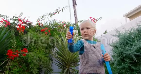 在花园里玩泡泡棒的男孩视频的预览图
