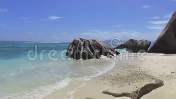 在豪华海滩上漫步到岩石AnseSourcedArgentLaDigue塞舌尔2视频的预览图