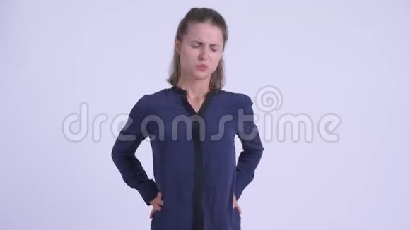 穿着紧身的年轻女商人背痛视频的预览图